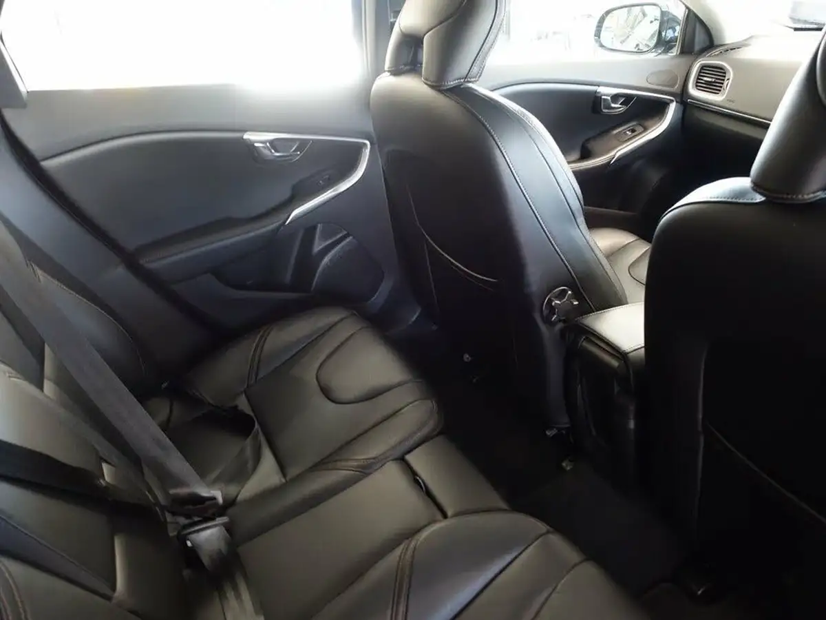 2018-volvo-v40-15-t3-cross-country-pro-big-14