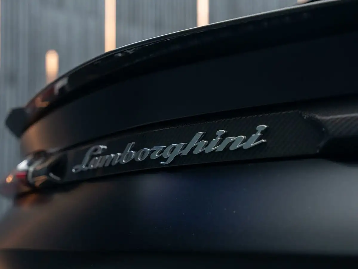 2022-lamborghini-urus-40-no-trim-big-27
