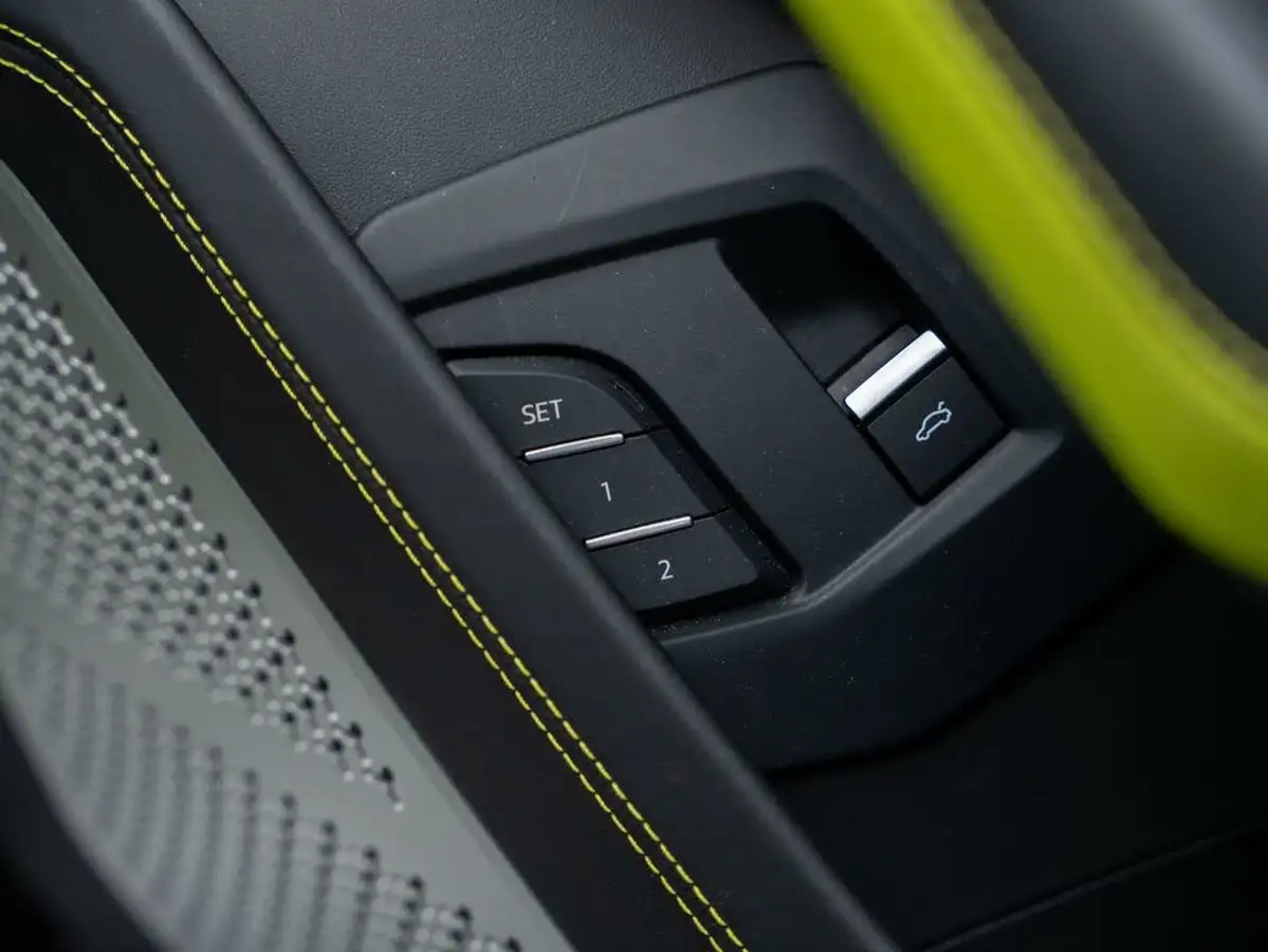 2022-lamborghini-urus-40-no-trim-big-51