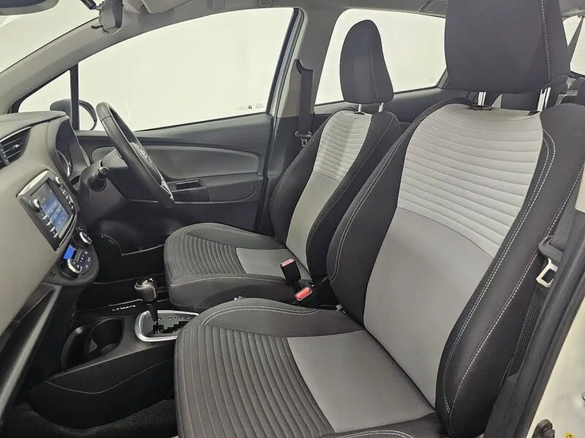 2017-toyota-yaris-15-vvt-i-icon-tech-98bhp-hybrid-1497cc-e-cvt-big-3