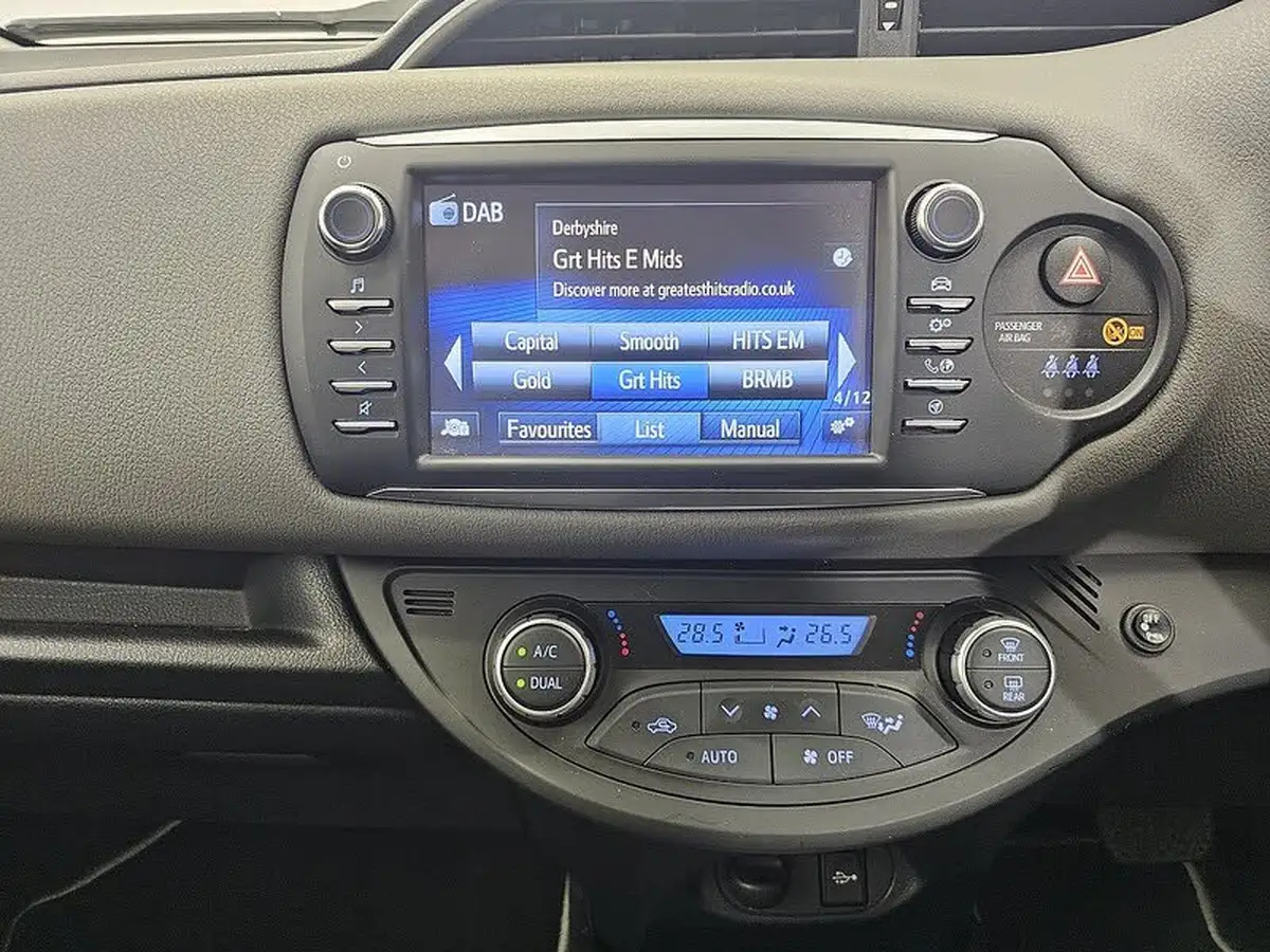 2017-toyota-yaris-15-vvt-i-icon-tech-98bhp-hybrid-1497cc-e-cvt-big-27