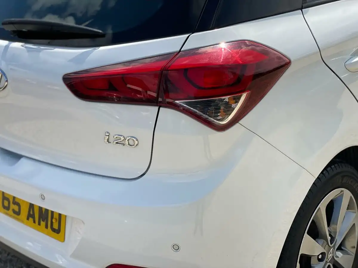2015-hyundai-i20-12-se-hatchback-5d-big-23