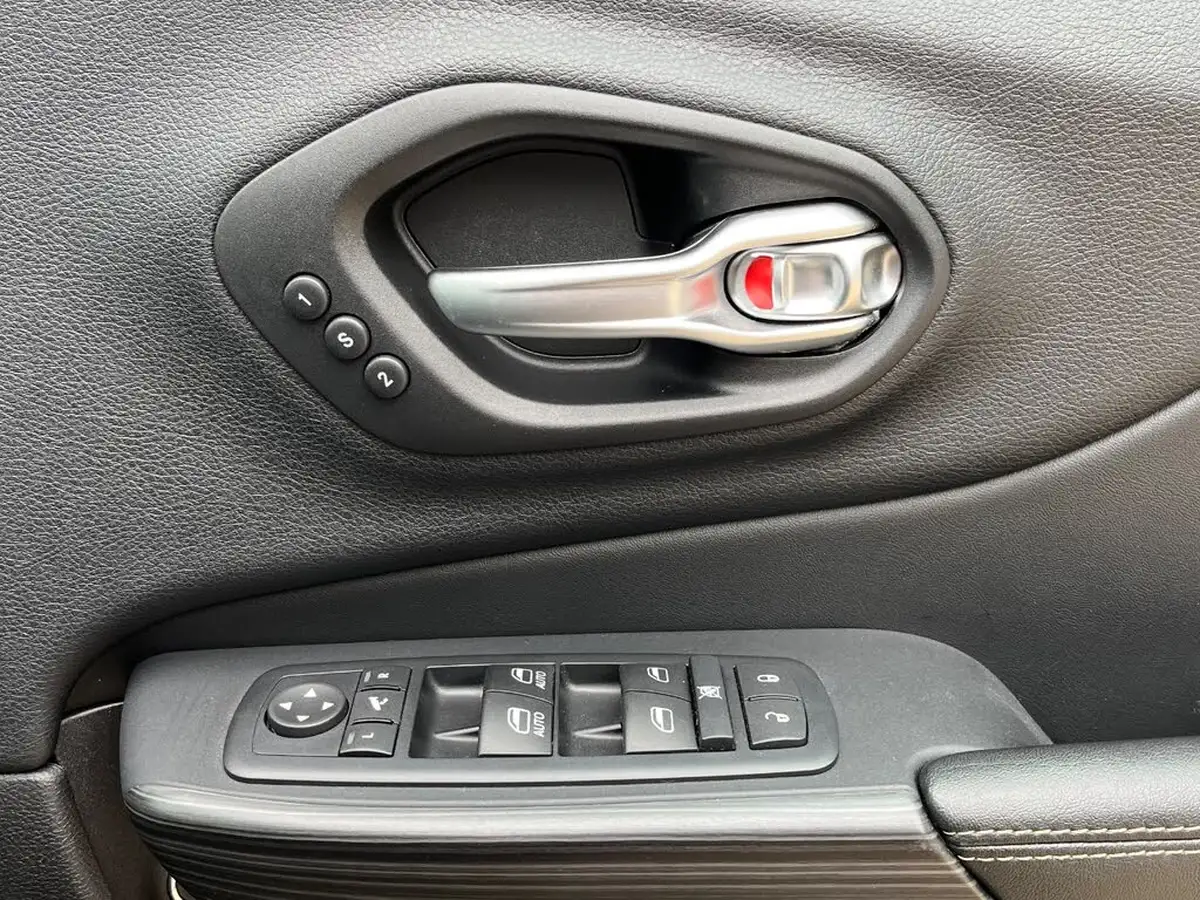 2017-jeep-cherokee-22multijet-ii-limited-ss-big-30