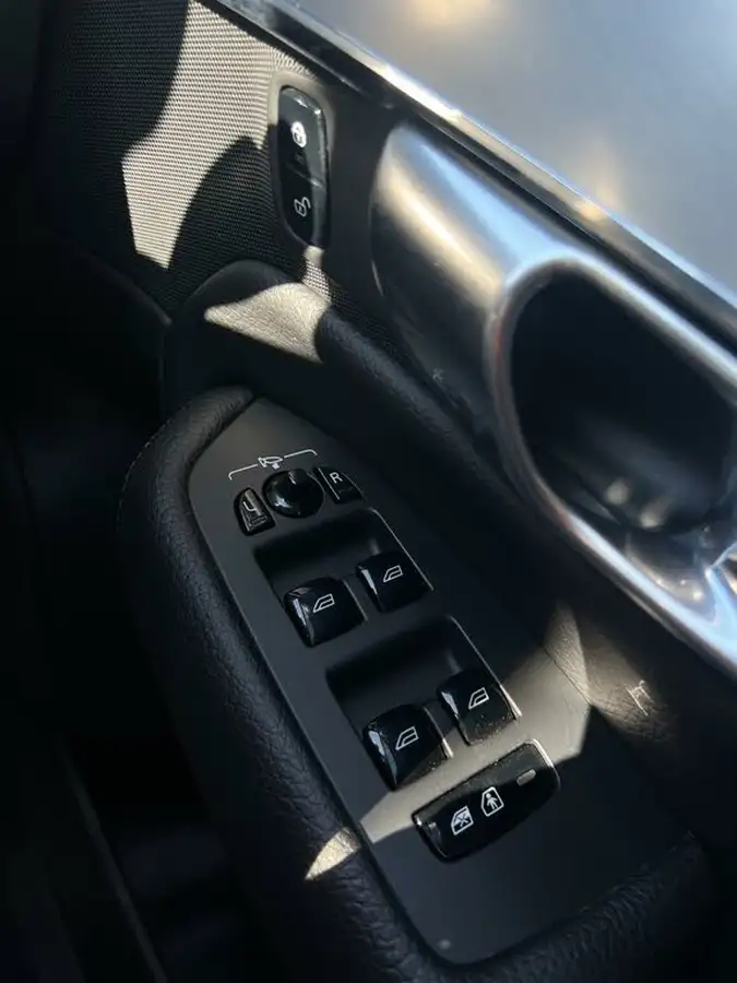 2017-volvo-xc90-20-t8-momentum-momentum-hybrid-auto-big-39