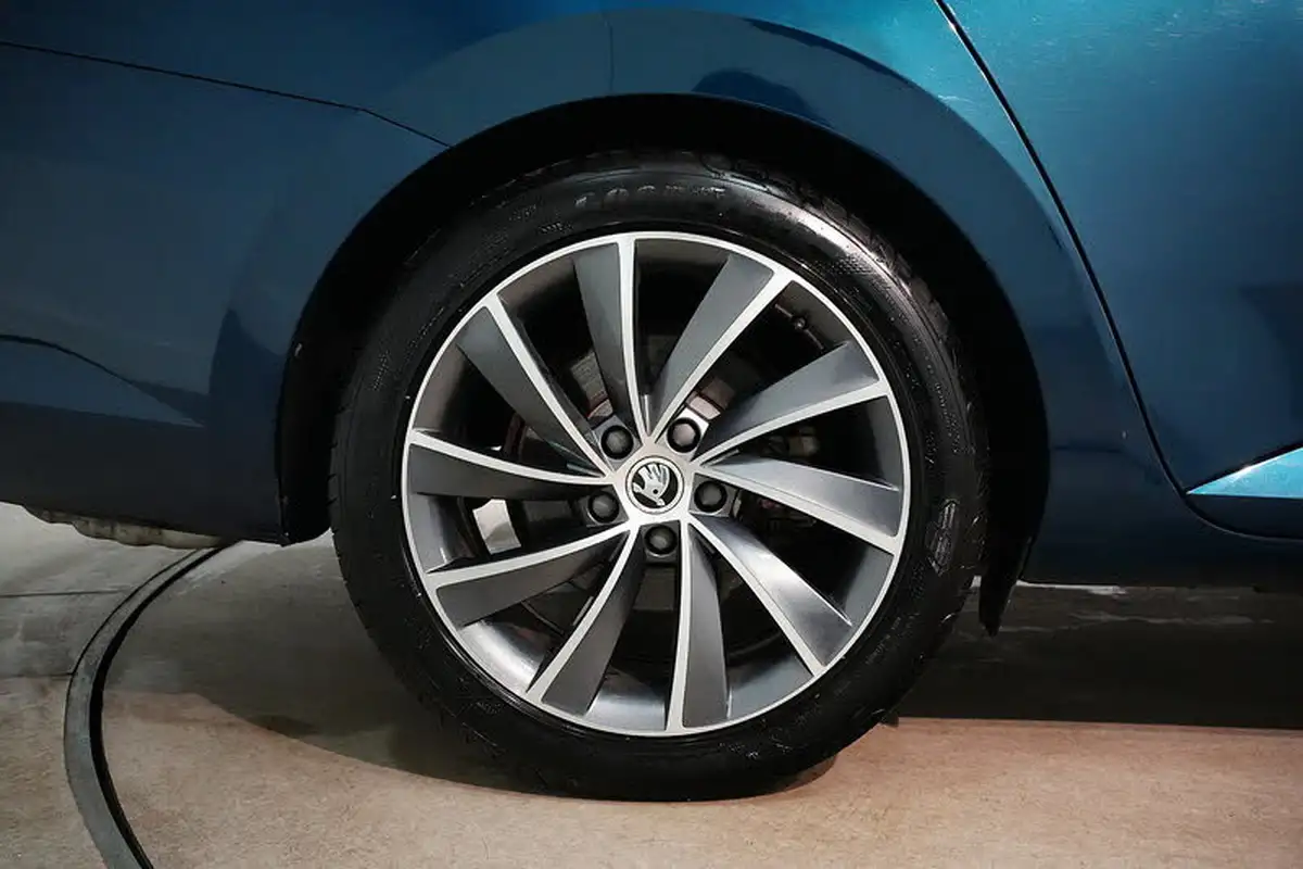 2016-skoda-superb-20-tsi-laurin-klement-220ps-hatchback-big-16
