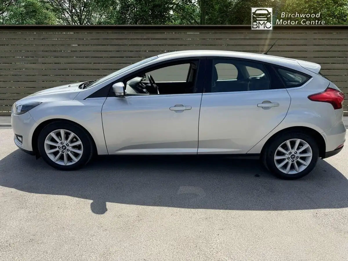 2015-ford-focus-10-titanium-t-125ps-hatchback-big-3