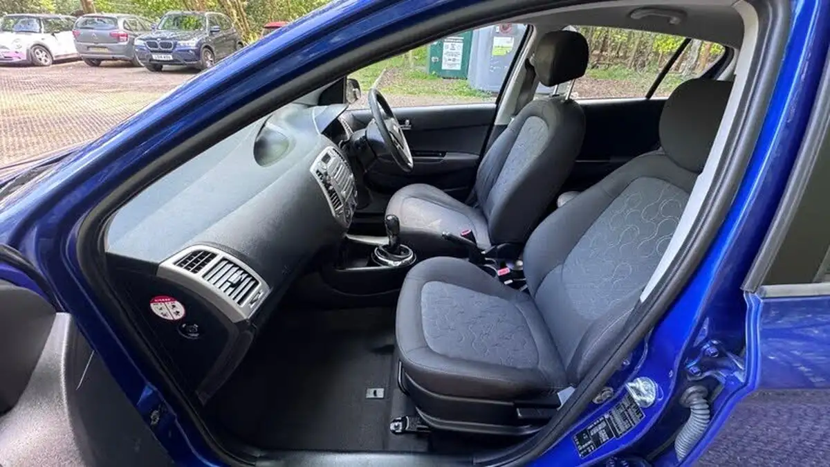 2011-hyundai-i20-14td-comfort-5d-big-26