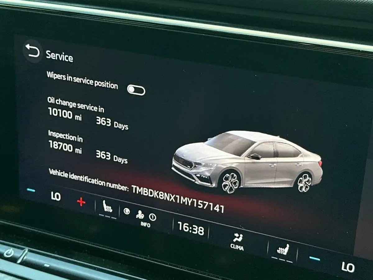 2021-skoda-octavia-20tdi-vrs-4x4-hatchback-big-27