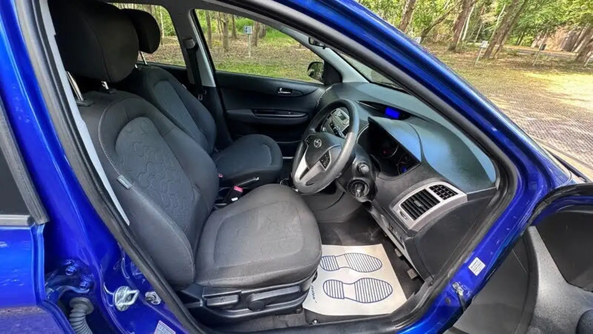 2011-hyundai-i20-14td-comfort-5d-big-2