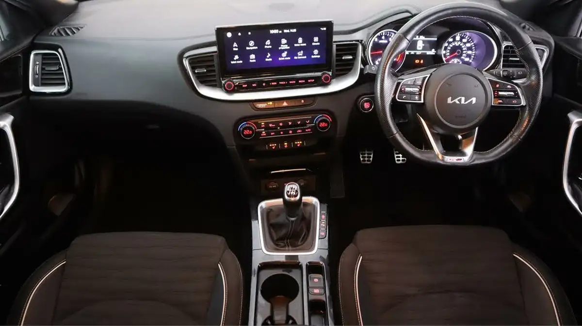 2022-kia-pro-ceed-15-t-gdi-gt-line-big-13