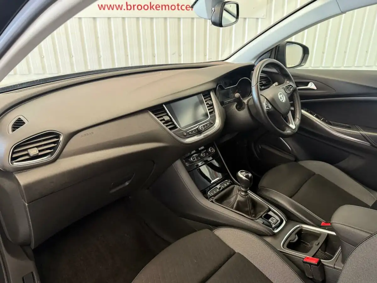 2019-vauxhall-grandland-x-12-sport-nav-big-11