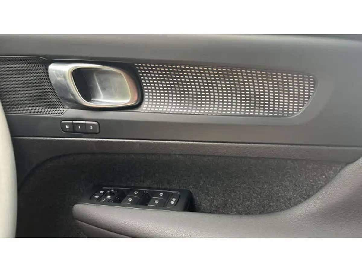2024-volvo-xc40-20-b3-plus-big-14