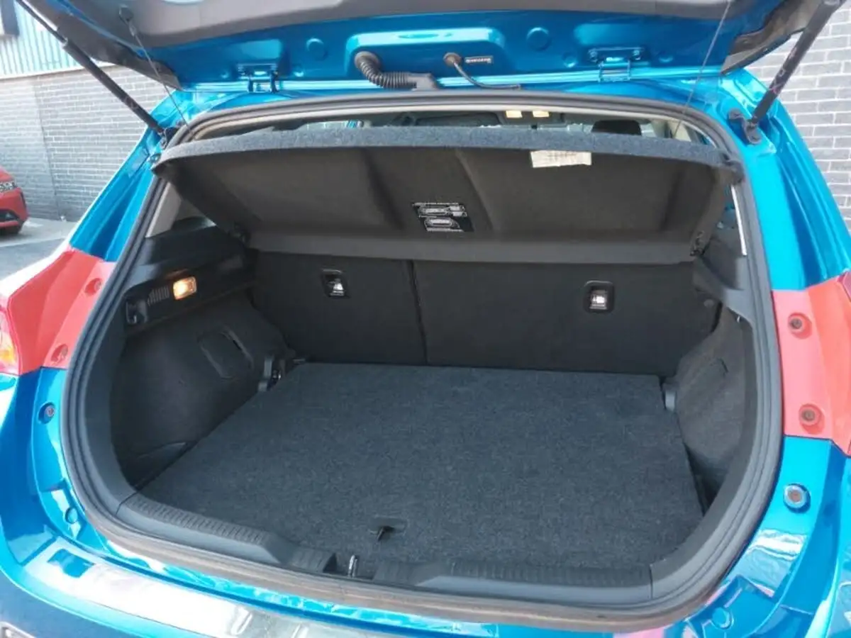 2013-toyota-auris-16-icon-hatchback-big-7
