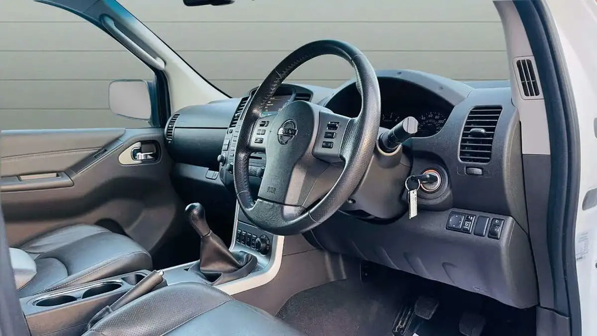 2012-nissan-navara-25td-tekna-eu-v-big-3