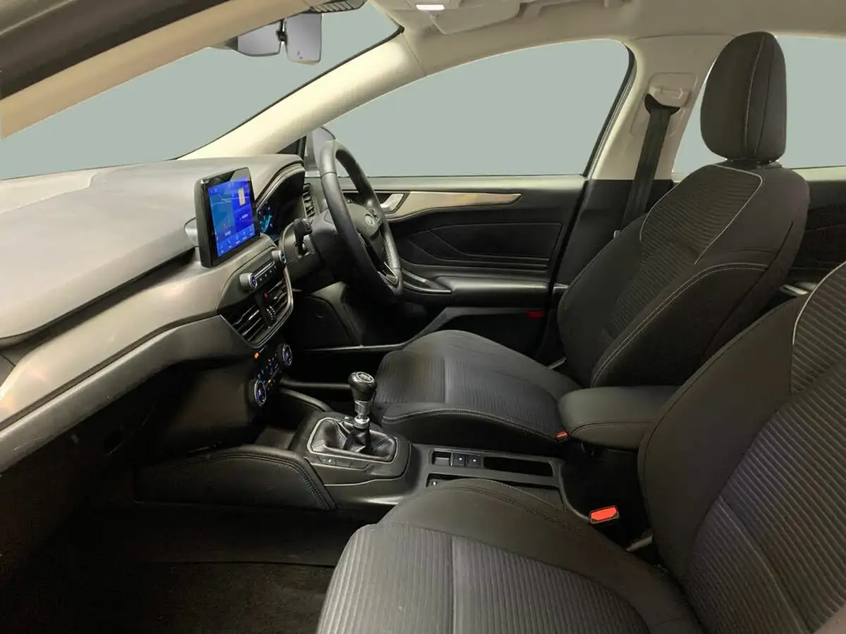 2021-ford-focus-15-titanium-edition-hatchback-big-3