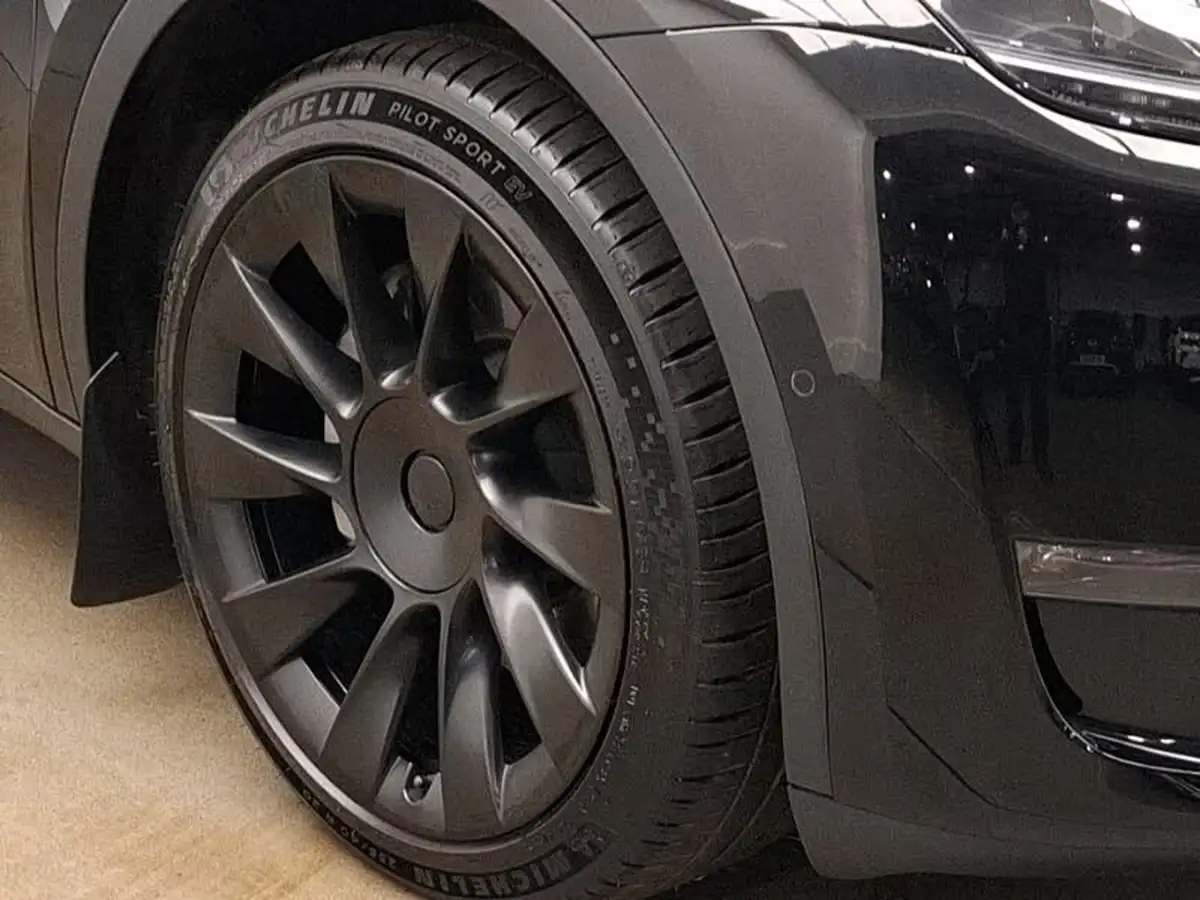 2022-tesla-model-y-e-long-range-big-8
