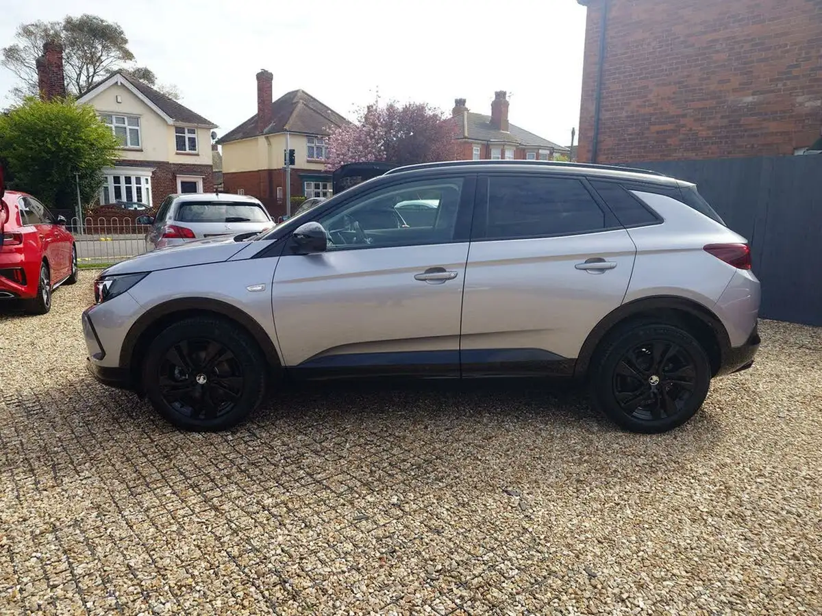 2022-vauxhall-grandland-12-gs-line-big-2