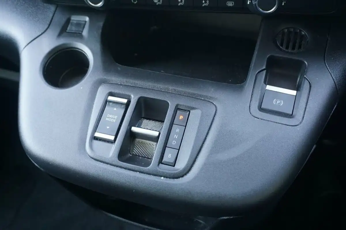 2024-toyota-proace-city-verso-e-shuttle-medium-big-19