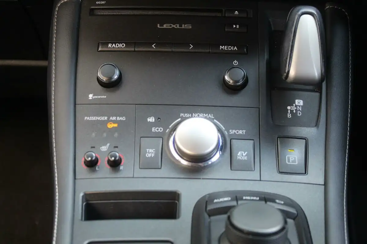 2014-lexus-ct-200h-18-advance-big-3