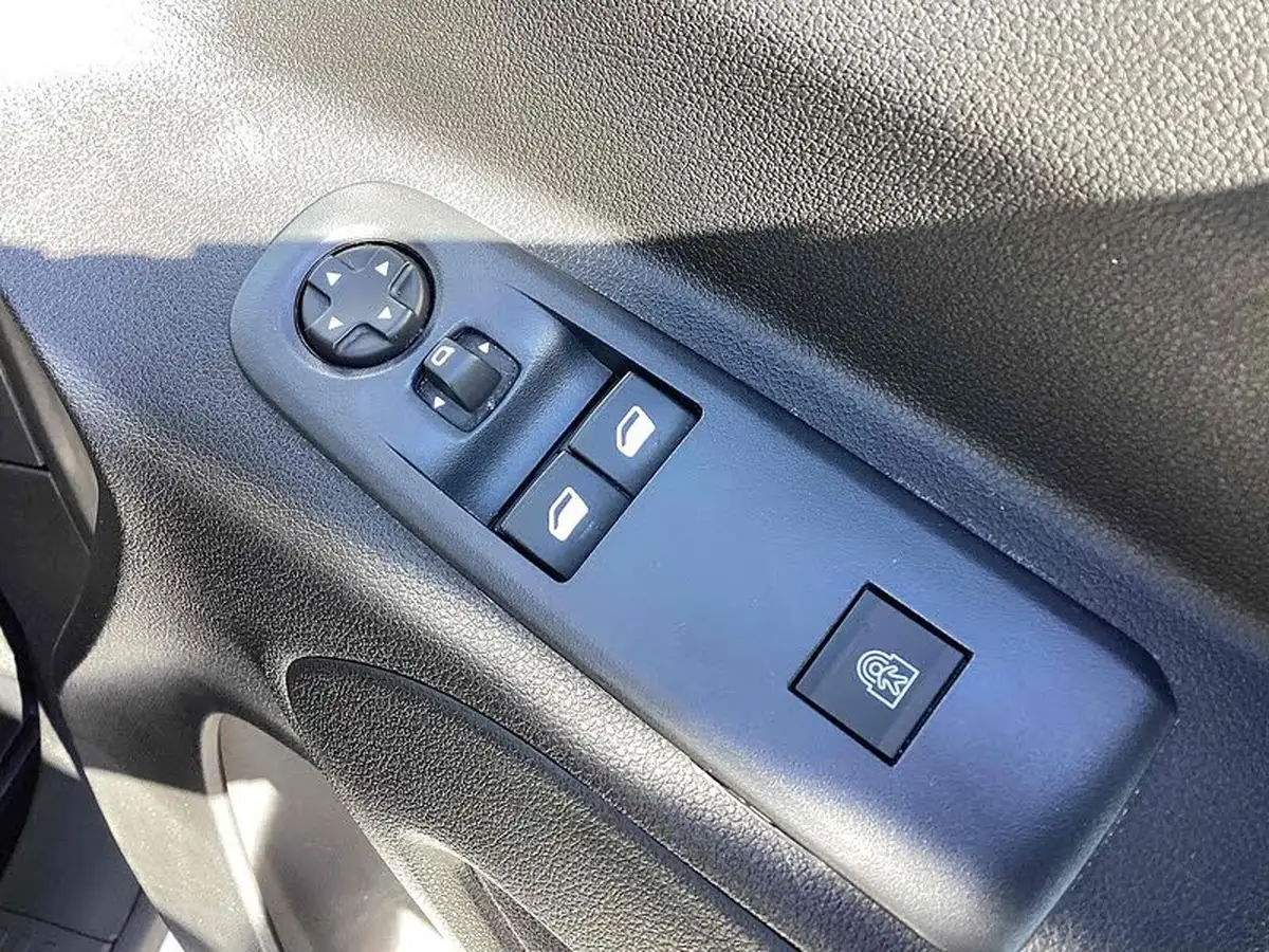 2021-vauxhall-combo-life-12i-edition-big-23