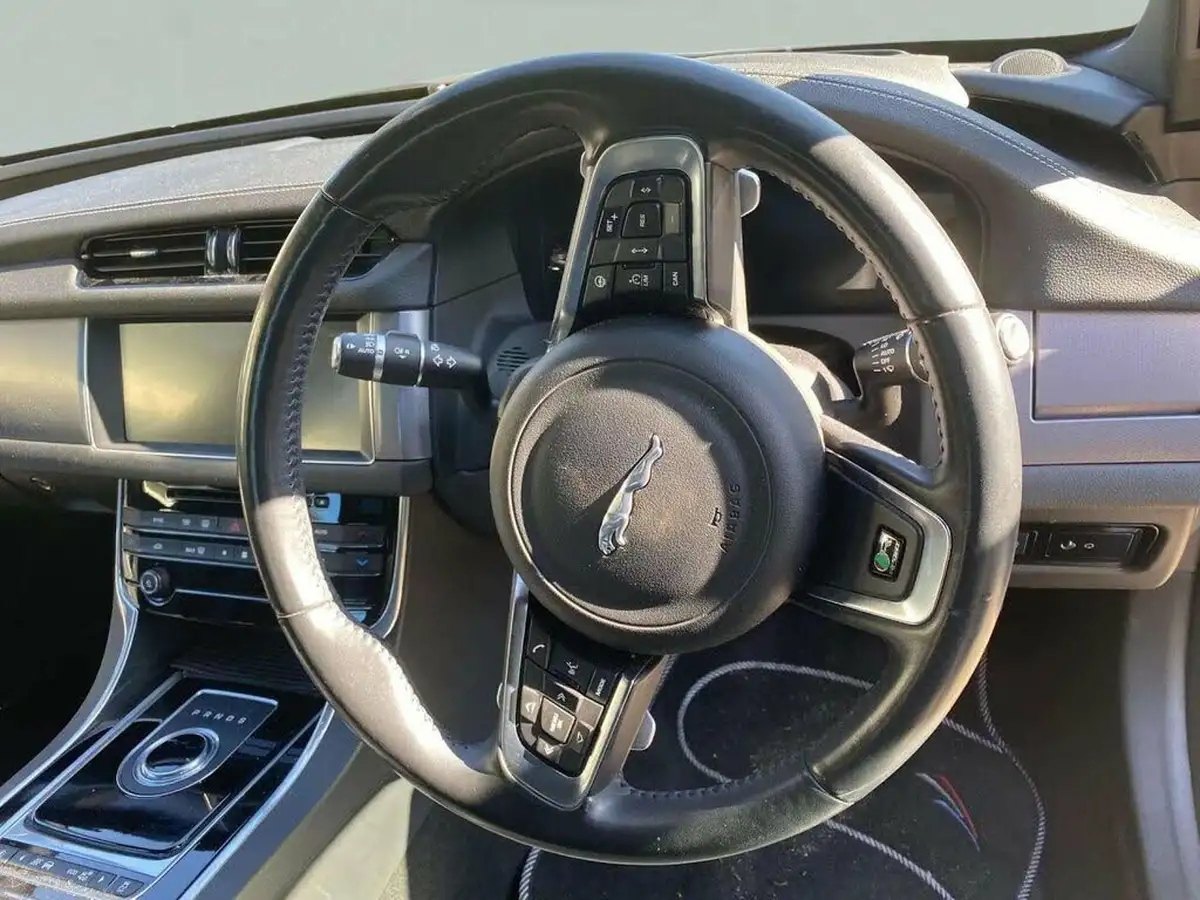 2017-jaguar-xf-20td-r-sport-240ps-awd-saloon-4d-1998cc-auto-big-5