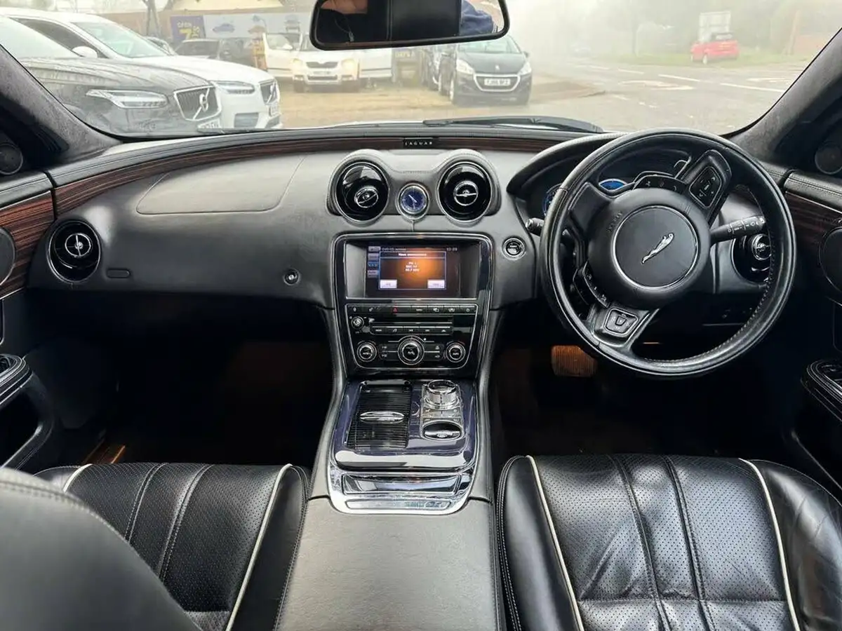2010-jaguar-xj-series-30td-xj-portfolio-lwb-big-15