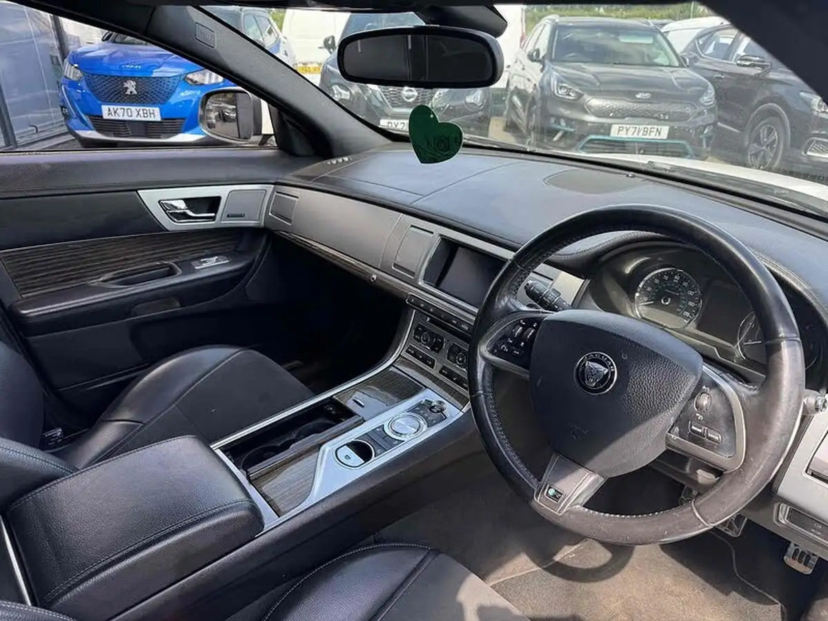 2015-jaguar-xf-22td-r-sport-163ps-saloon-4d-big-5