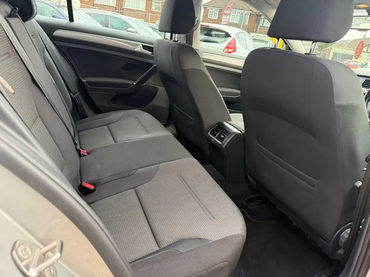 2015-volkswagen-golf-16tdi-match-105ps-bmt-ss-5d-big-27