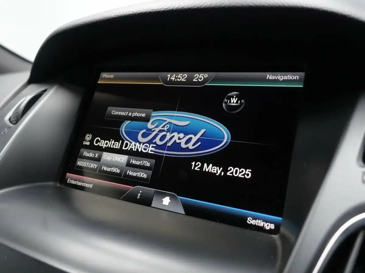2015-ford-focus-20tdci-st2-hatchback-big-21