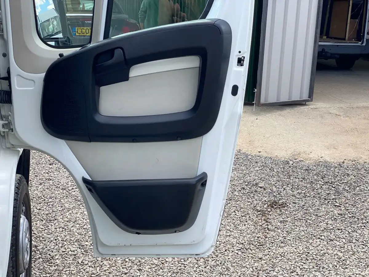 2019-peugeot-boxer-20-bluehdi-professional-335-l3-h2-big-44