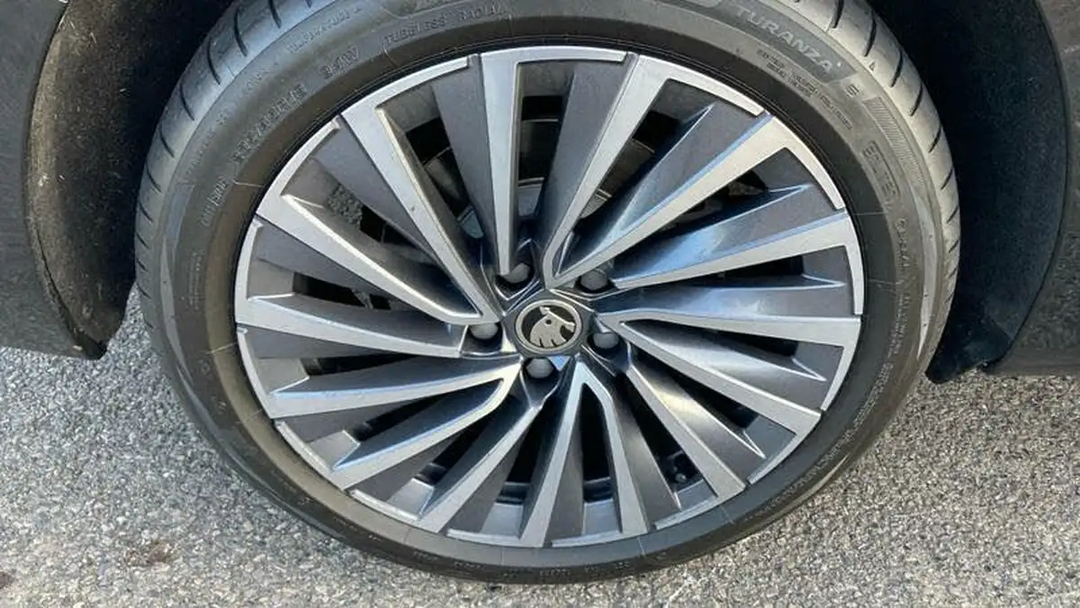 2025-skoda-superb-20tdi-laurin-klement-193ps-4x4-estate-big-11