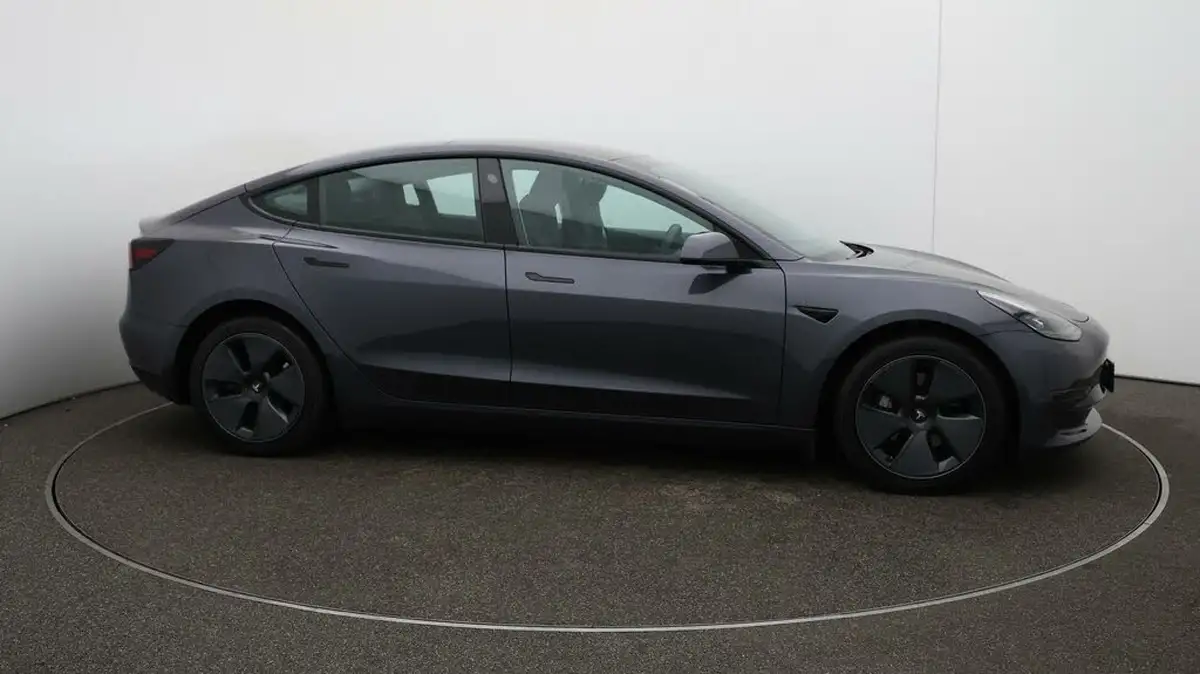 2022-tesla-model-3-e-long-range-big-46