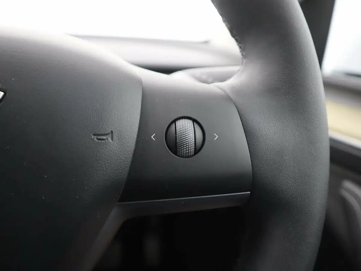 2022-tesla-model-y-e-rwd-big-36
