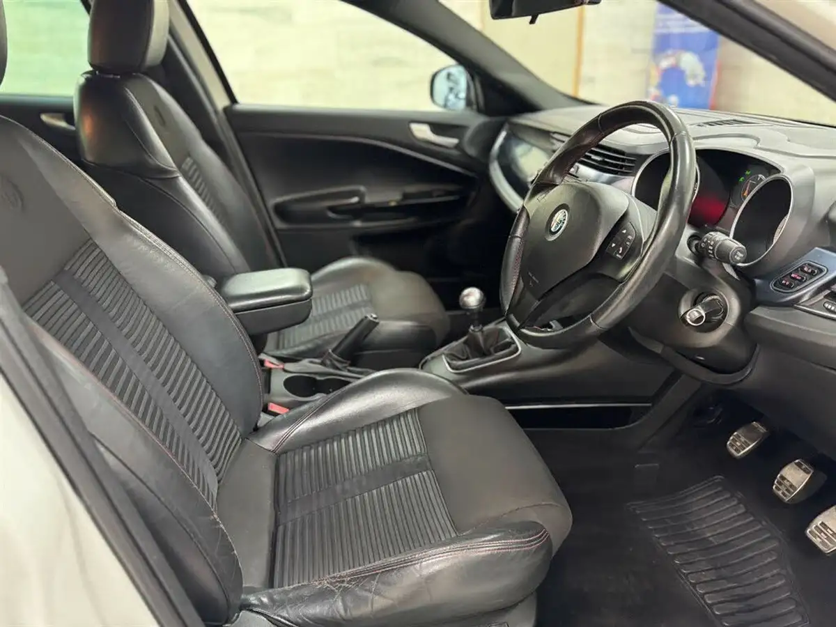 2011-alfa-romeo-giulietta-14-veloce-multiair-170bhp-big-49