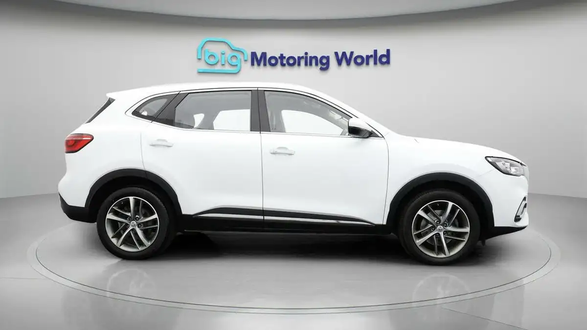 2022-mg-hs-15t-gdi-exclusive-162ps-big-7