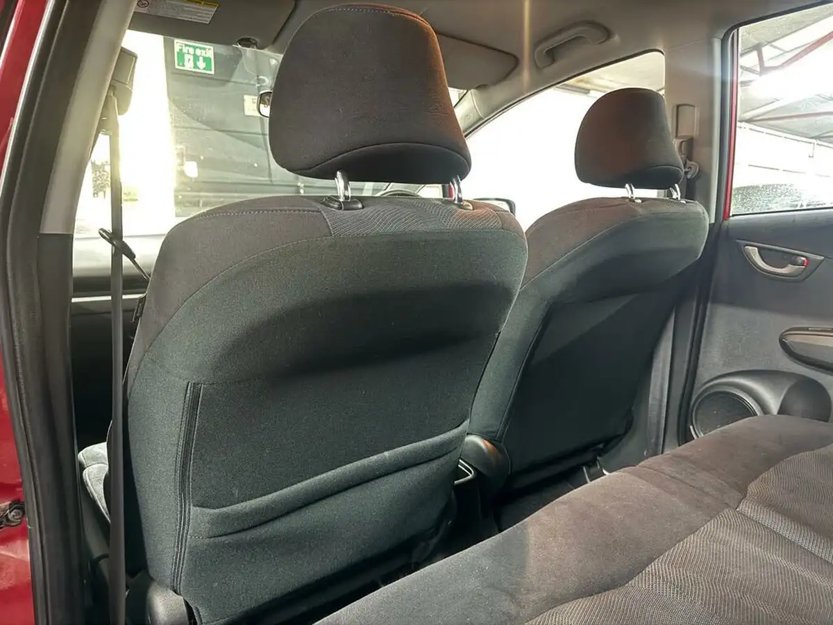 2010-honda-jazz-14-es-big-19