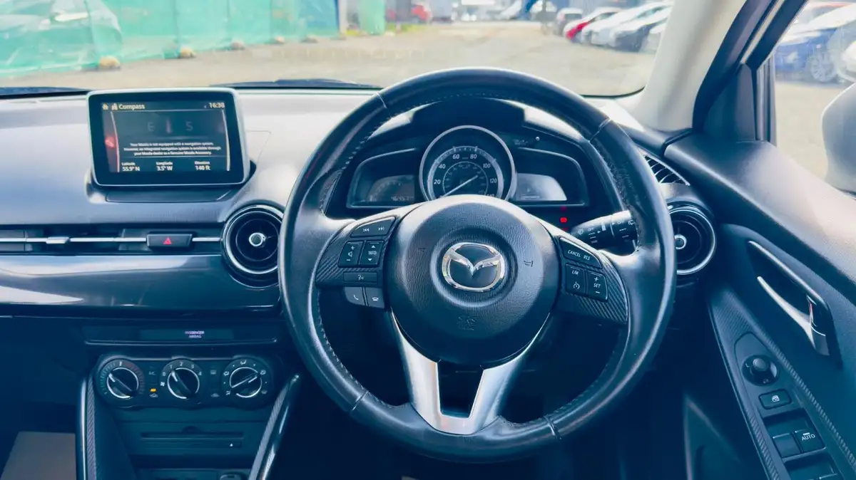 2015-mazda-mazda2-15-se-l-90ps-big-11