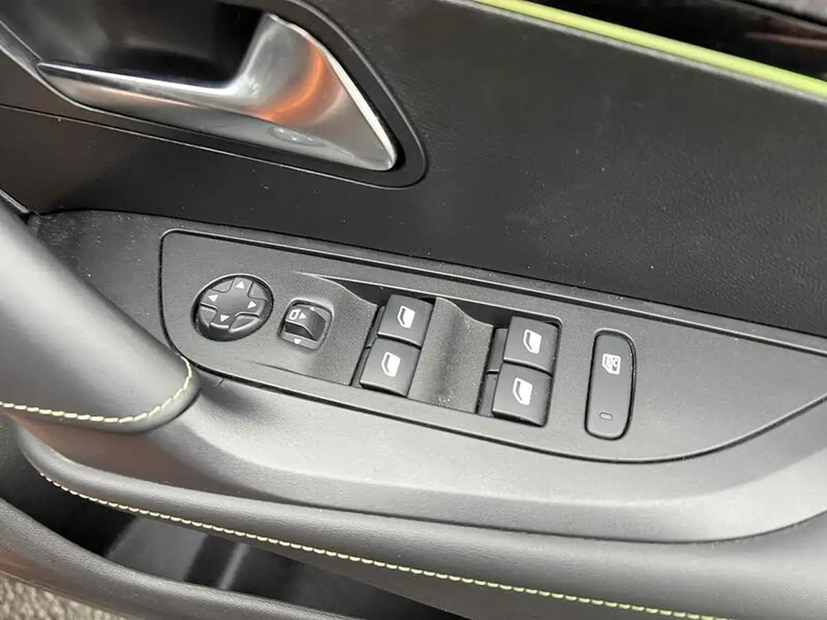 2021-peugeot-2008-suv-e-gt-big-28