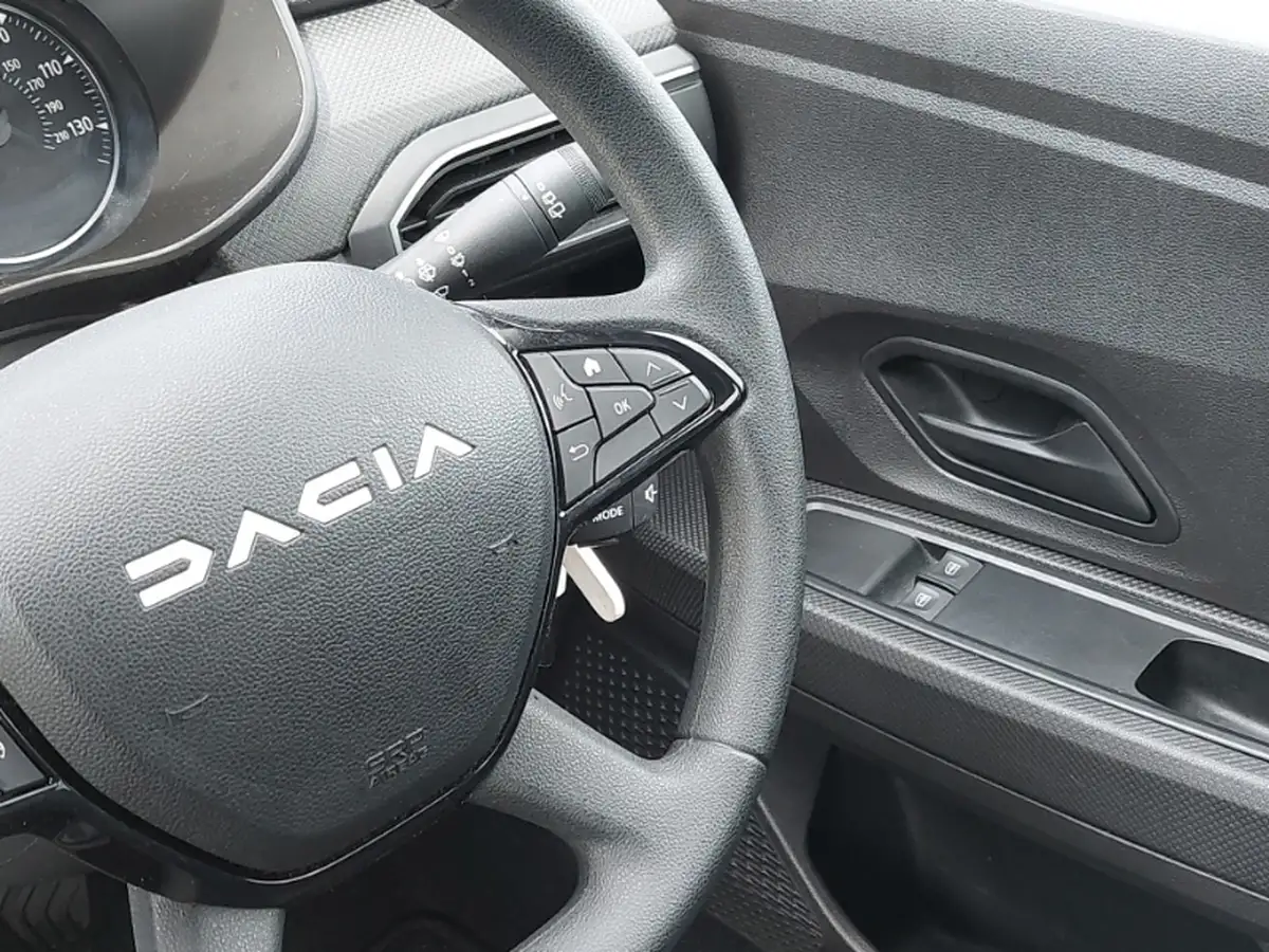 2024-dacia-sandero-10-tce-essential-90bhp-big-9
