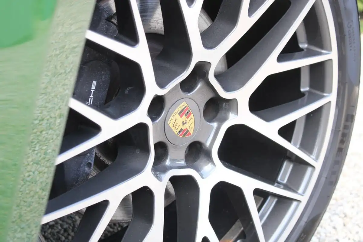 2018-porsche-macan-big-39