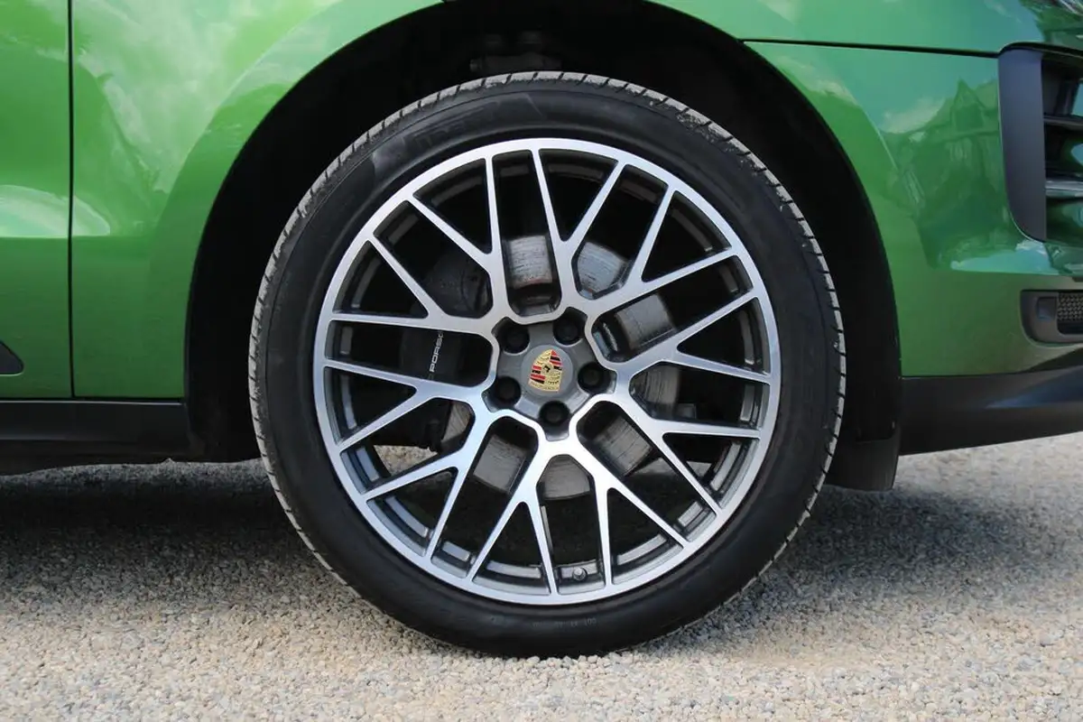 2018-porsche-macan-big-15