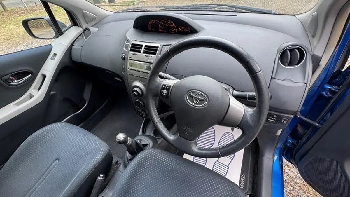 2010-toyota-yaris-10-tr-3d-big-17