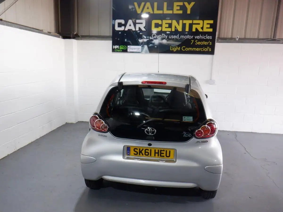 2011-toyota-aygo-10-aygo-ice-5d-big-4