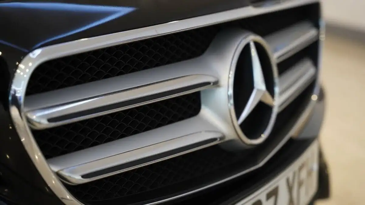 2017-mercedes-benz-e-class-20d-e220d-amg-line-ss-estate-5d-big-15