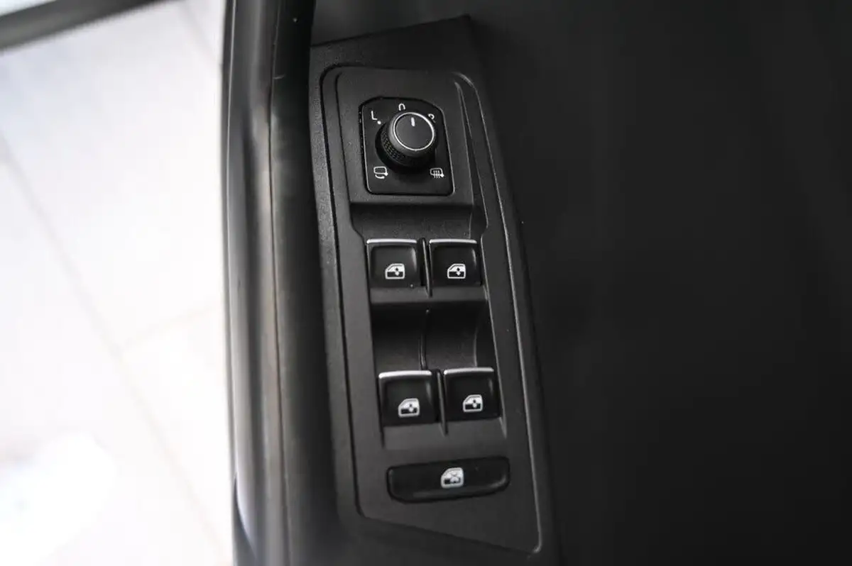 2021-volkswagen-t-roc-15-tsi-r-line-hatchback-5d-dsg-big-34