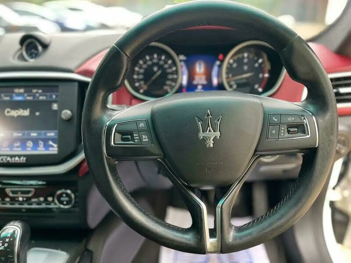 2014-maserati-ghibli-30td-big-22