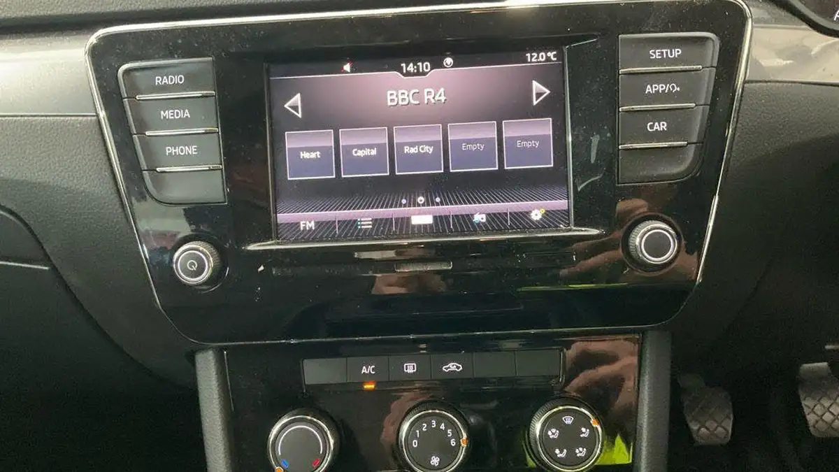 2019-skoda-superb-16tdi-s-ss-estate-big-11