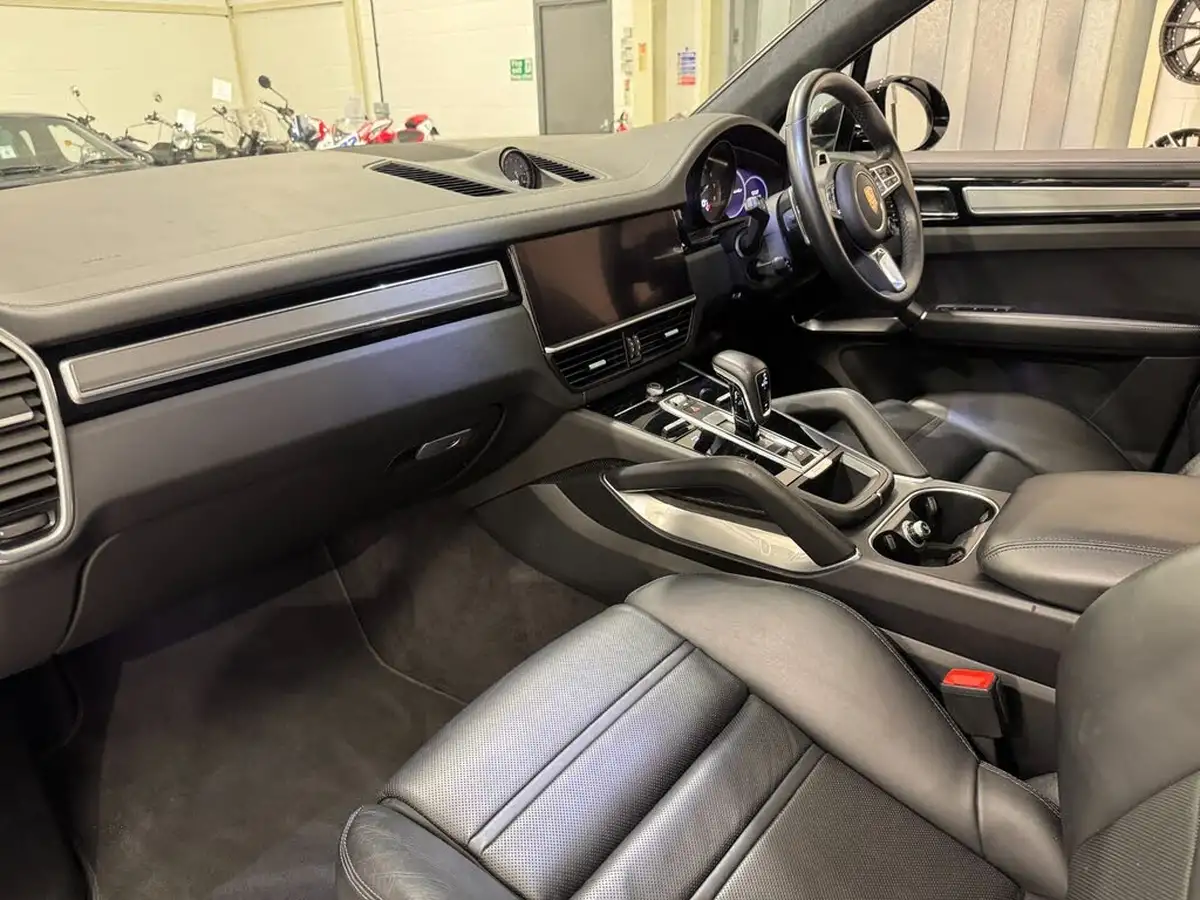 2022-porsche-cayenne-40-v8-turbo-station-wagon-big-18