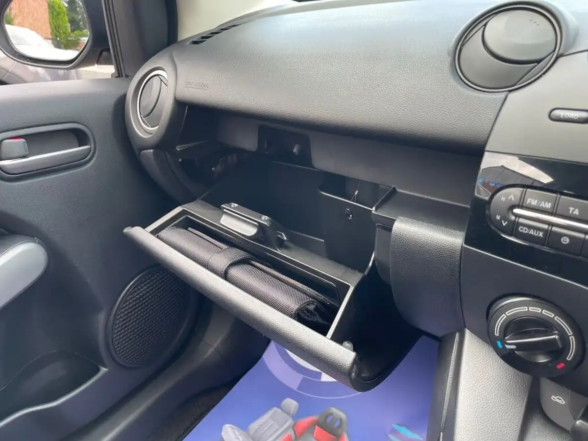 2011-mazda-mazda2-13-tamura-5d-big-11