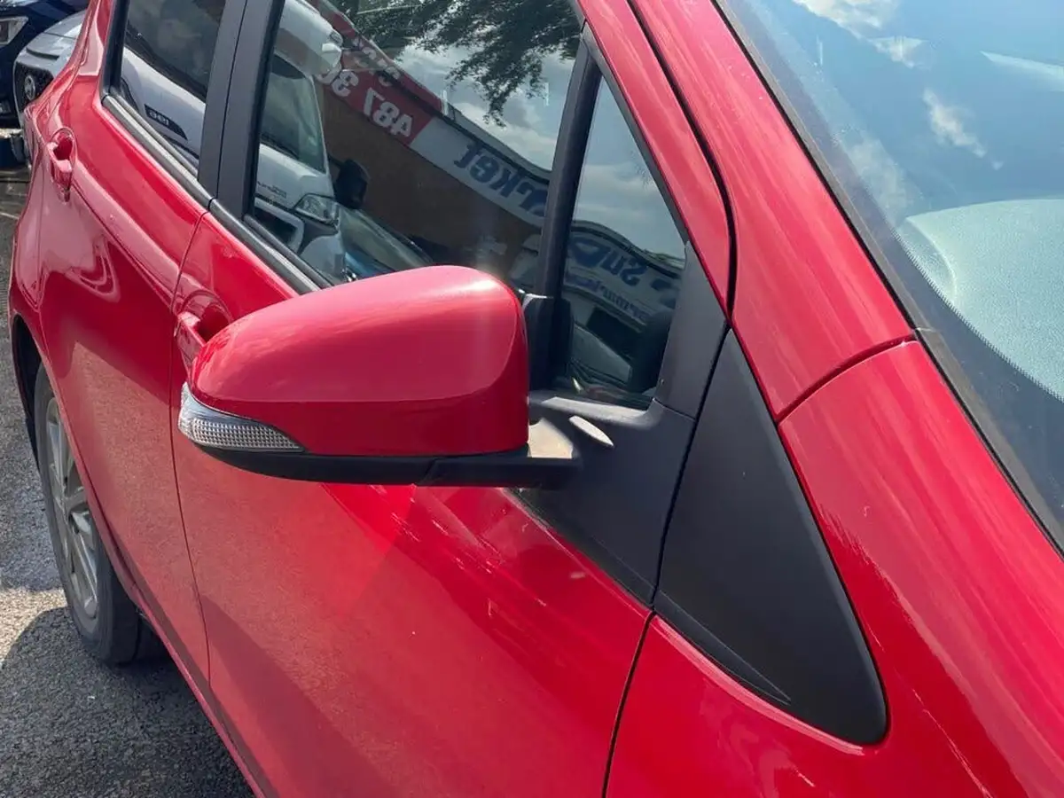 2017-toyota-yaris-133-icon-5d-big-28